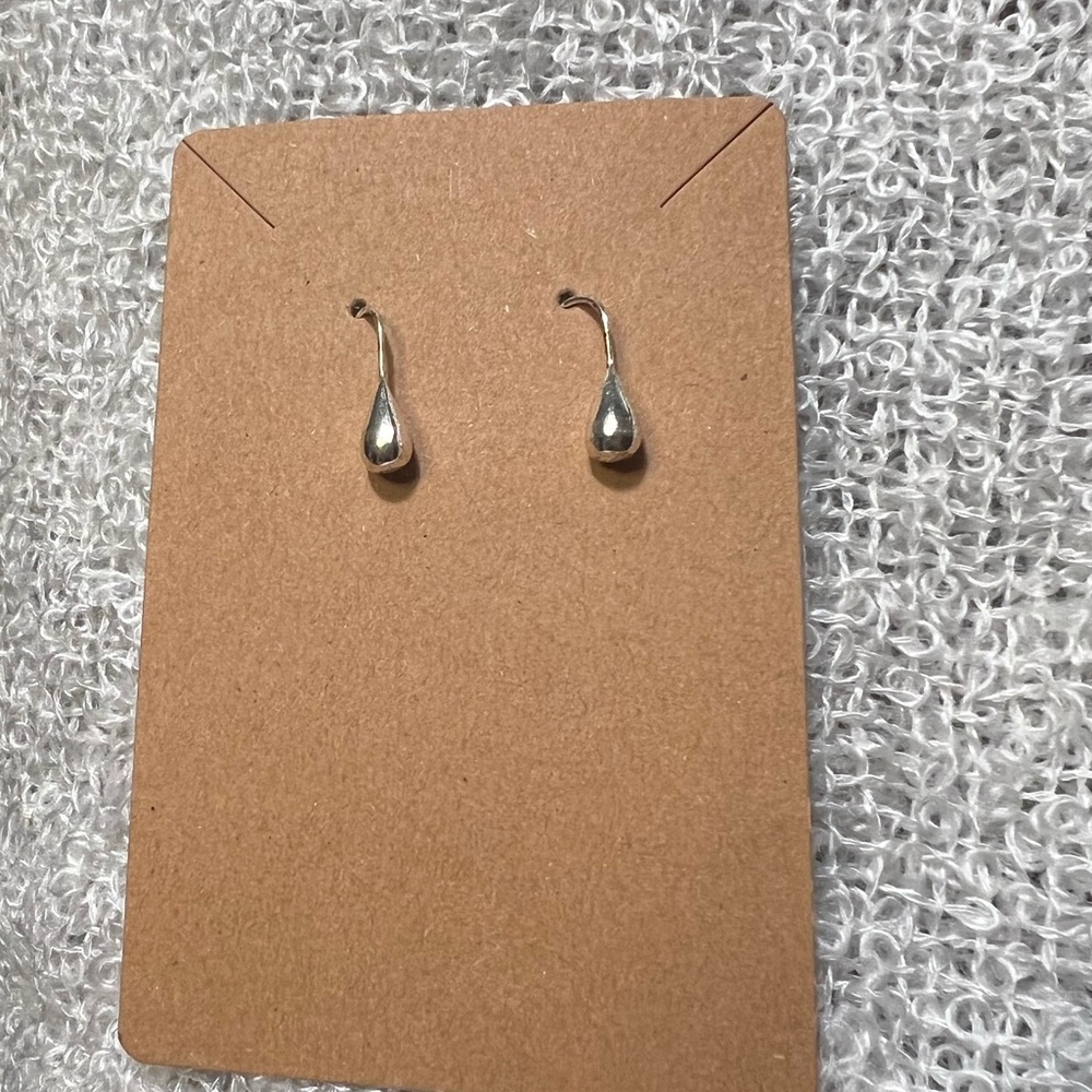 ⭐️Vintage Silver Tone Small Teardrop Earrings - Picture 2 of 5